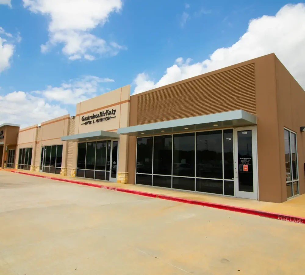 Modern clinic building under a clear sky.